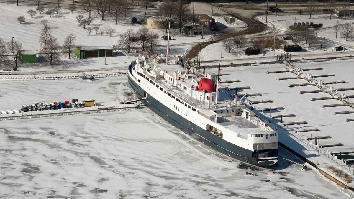 Decenas de turistas visitan a pie el Lago Michigan congelado.