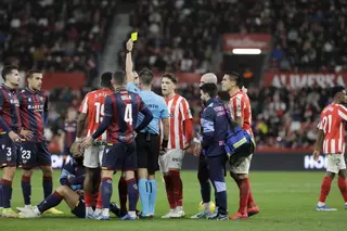 El Sporting se rebela ante la adversidad: suma un meritorio empate (0-0) pese a jugar media hora con diez por una polémica expulsión