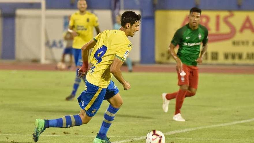 Vicente Gómez conduce el balón durante un partido con la Unión Deportiva Las Palmas.