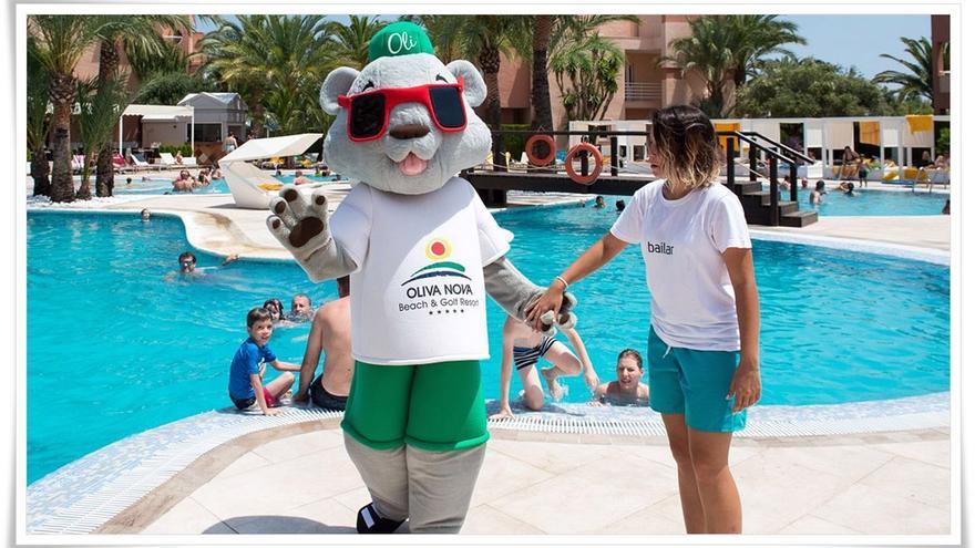 Oli, la mascota de Oliva Nova Beach &amp; Golf Resort amenizando el baño de los más pequeños