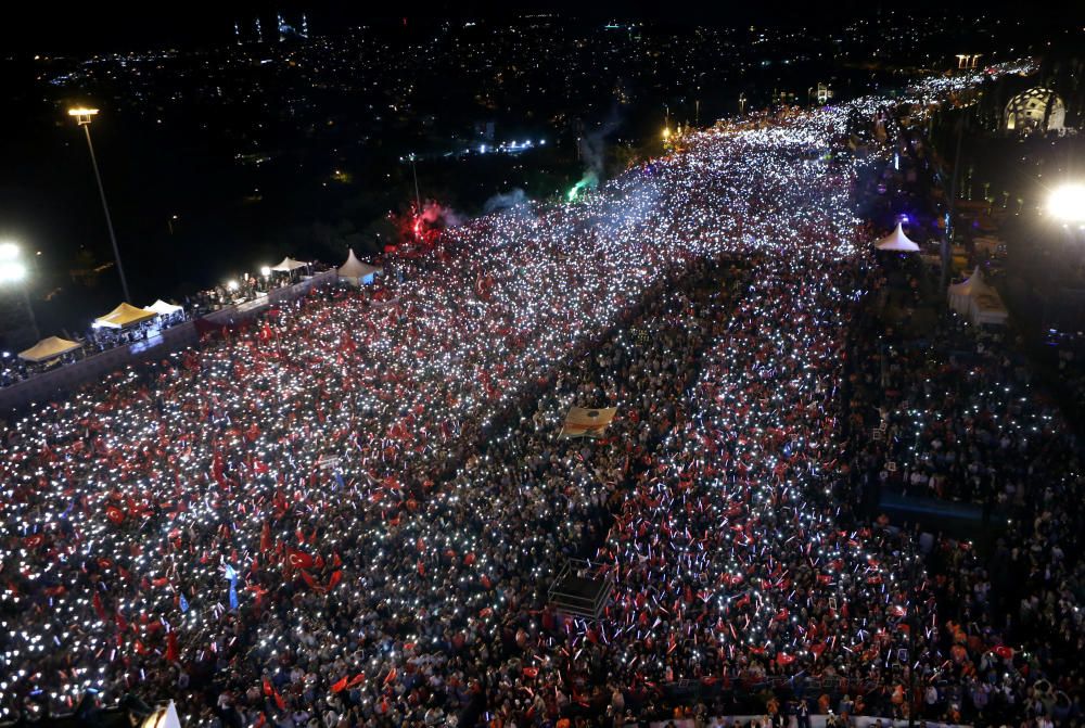 Multitudinaria marcha en Estambul en