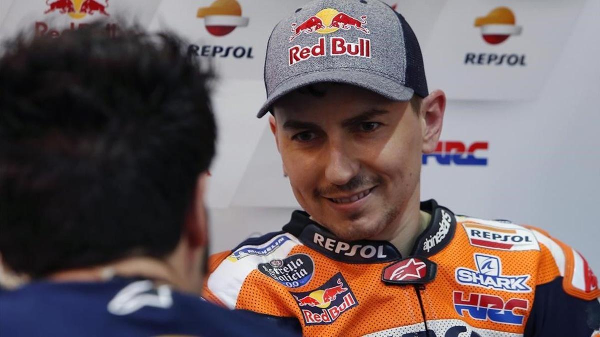 Jorge Lorenzo charla con uno de los técnicos del equipo Repsol Honda.