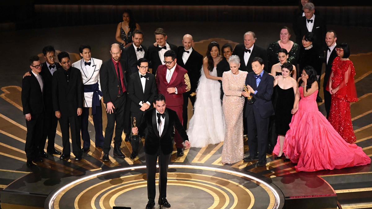 ’Todo a la vez en todas partes’, mejor película de los Oscar 2023. En la imagen, el productor Jonathan Wang recoge el premio junto a las actrices Jamie Lee Curtis y Michelle Yeoh, entre otros miembros de la película.