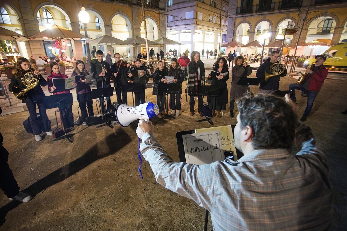 Les fotos de l'espectacle multisensorial "Cage Reload" a la plaça Independència de Girona