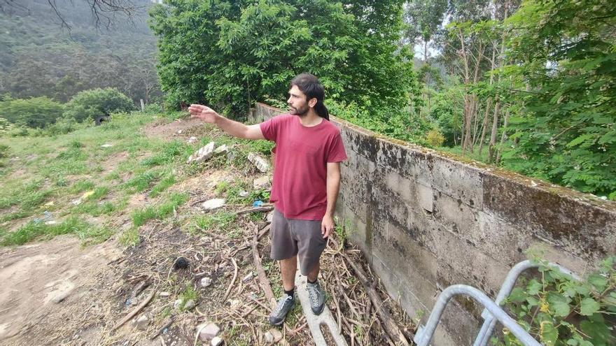 Los responsables de la cooperativa A Meixoeira, con varios quesos premiados, alertan de la maleza que rodea sus instalaciones y piden al Concello «medidas» ante el riesgo de incendios
