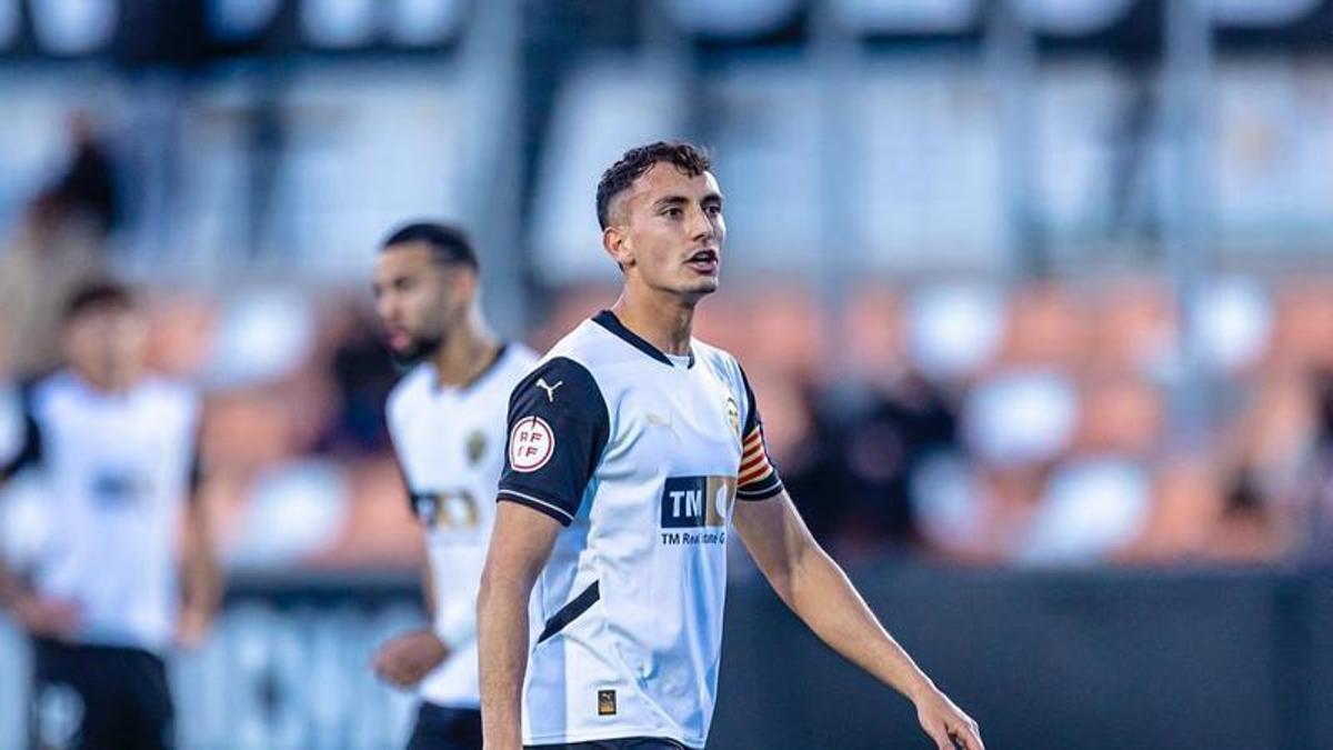 Rubén Iranzo, con el brazalete del filial