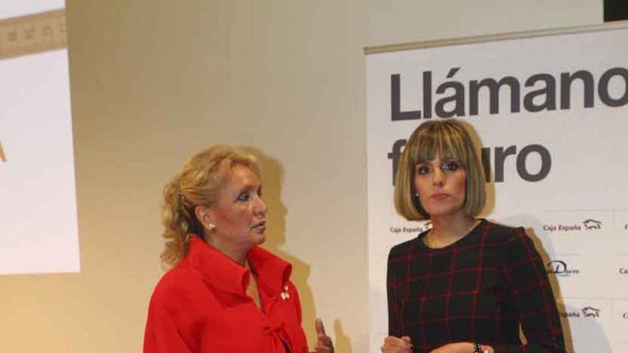 Laura Pérez (derecha), con Carmen Ferreras.