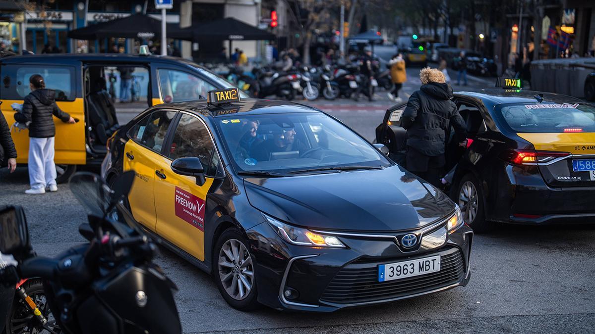 Taxis circulando por la ciudad de Barcelona.