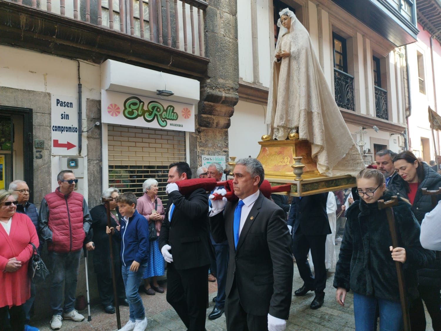 Emocionante procesión del Santo Encuentro en Llanes