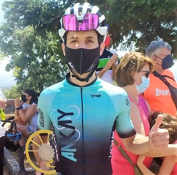 Nicolás Montero con el trofeo que le acredita segundo clasificado