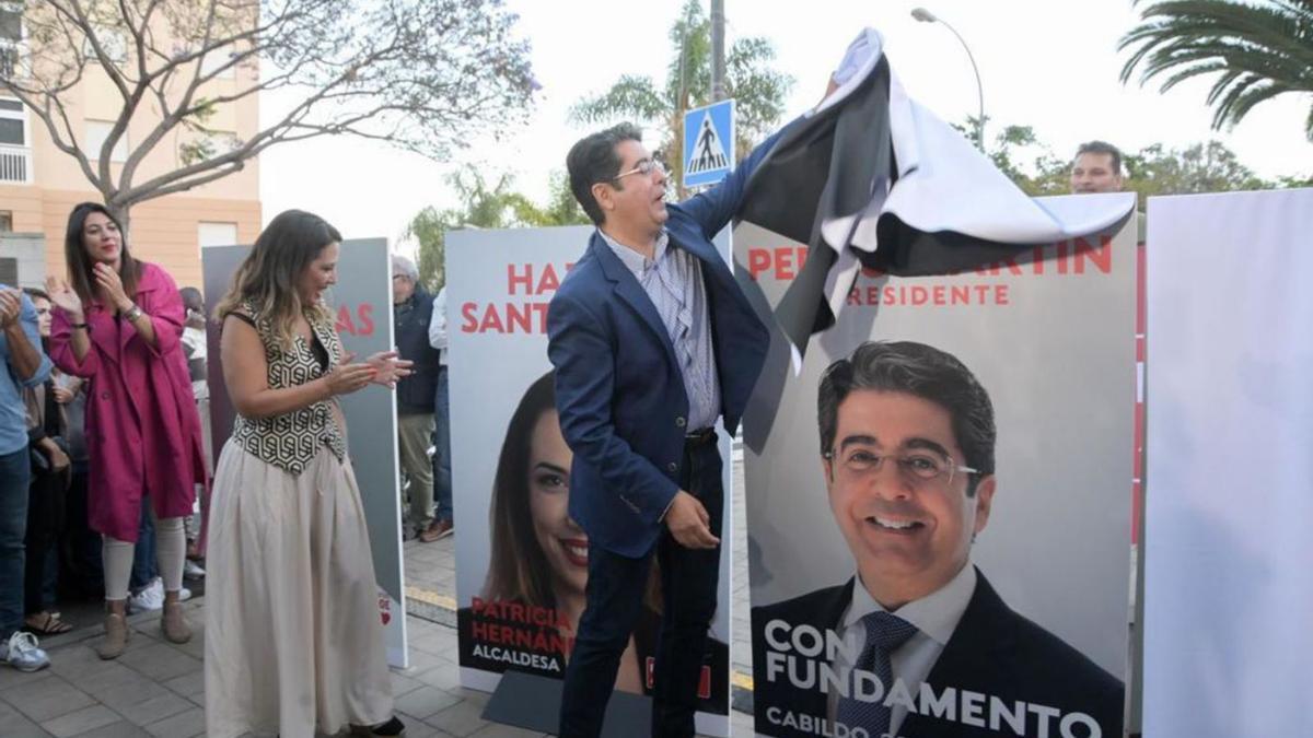 Acto de pega de carteles del PSOE  en Tenerife el día que arrancaba la campaña eletoral.