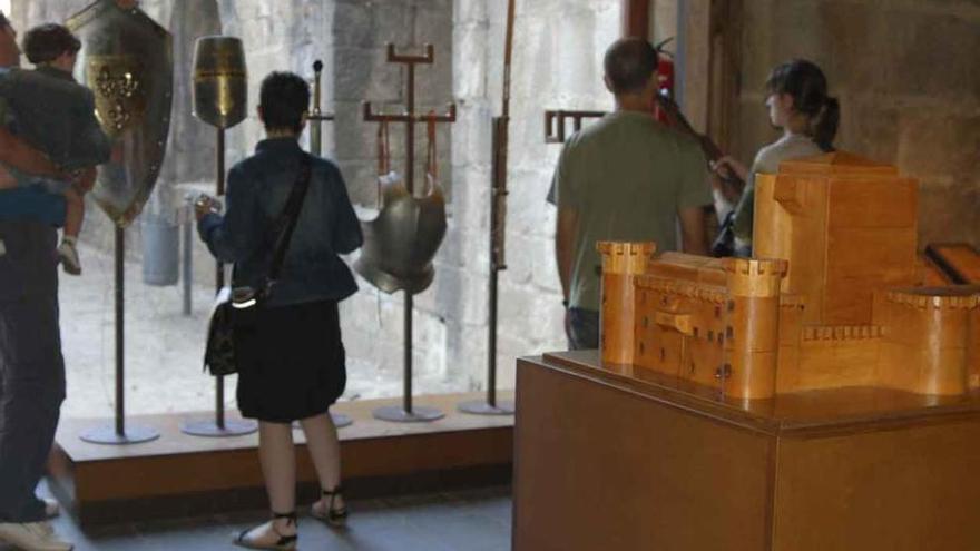 Un grupo de turistas en el interior del Castillo de Puebla.