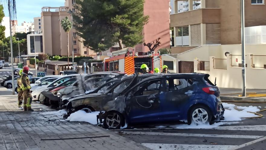 Seis coches calcinados en un incendio en Playa de San Juan