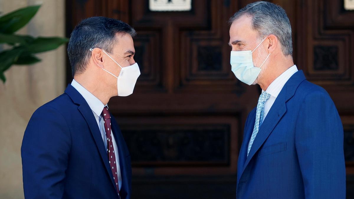 El rey Felipe VI recibe al presidente del Gobierno, Pedro Sánchez, en Marivent, Palma, antes de su despacho veraniego, el pasado 3 de agosto de 2021.