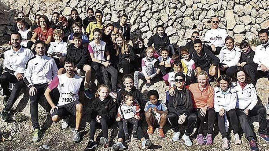 Los componentes del Club Atletismo Porreres posan despuÃ©s de la carrera.