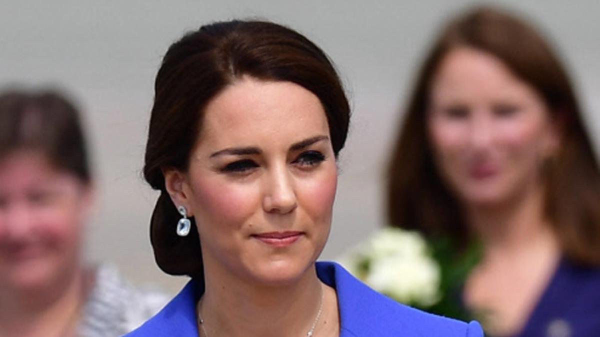 Kate Middleton con abrigo azul en Polonia