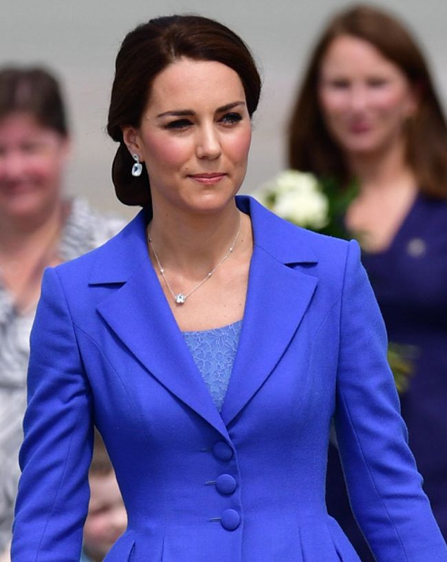 Kate Middleton con abrigo azul en Polonia