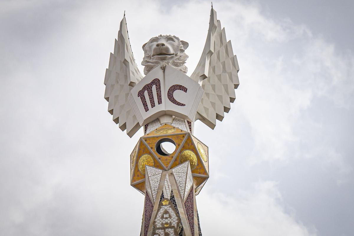 Dos colosales figuras de mármol griego de Thasos, el más blanco del mundo, aguardan a los pies del templo de la Sagrada Família para ser alzadas en octubre a la cima de las torres dedicadas a los evangelistas Juan y Mateo, la primera, como marca la tradición cristiana, un águila, y la segunda, con un esculpido que a veces confunde incluso a los más creyentes, con el aspecto de un hombre alado, sin que eso sea exactamente un ángel.