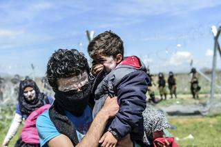 Macedonia reprime con gases lacrimógenos el intento de los refugiados de cruzar la frontera