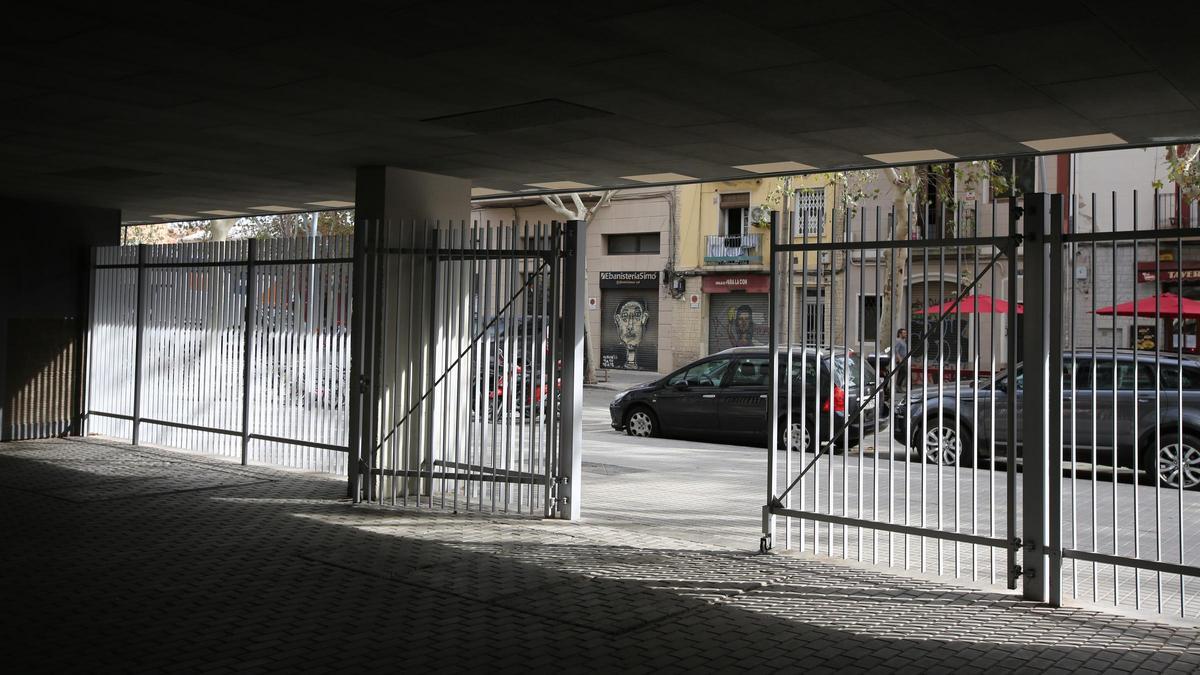 El porche bajo el que los vecinos de la plaza Mercè Sala aseguran que se formó una acampada y se produjeron incidentes.