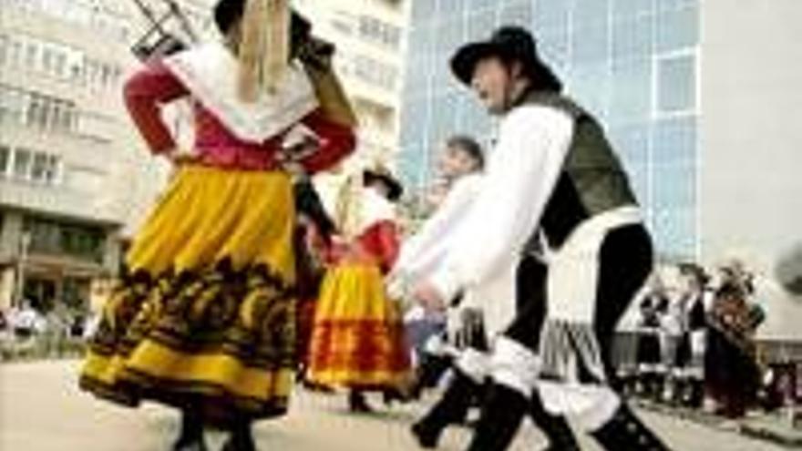 El folclore de Avila y Málaga anima el centro de la ciudad