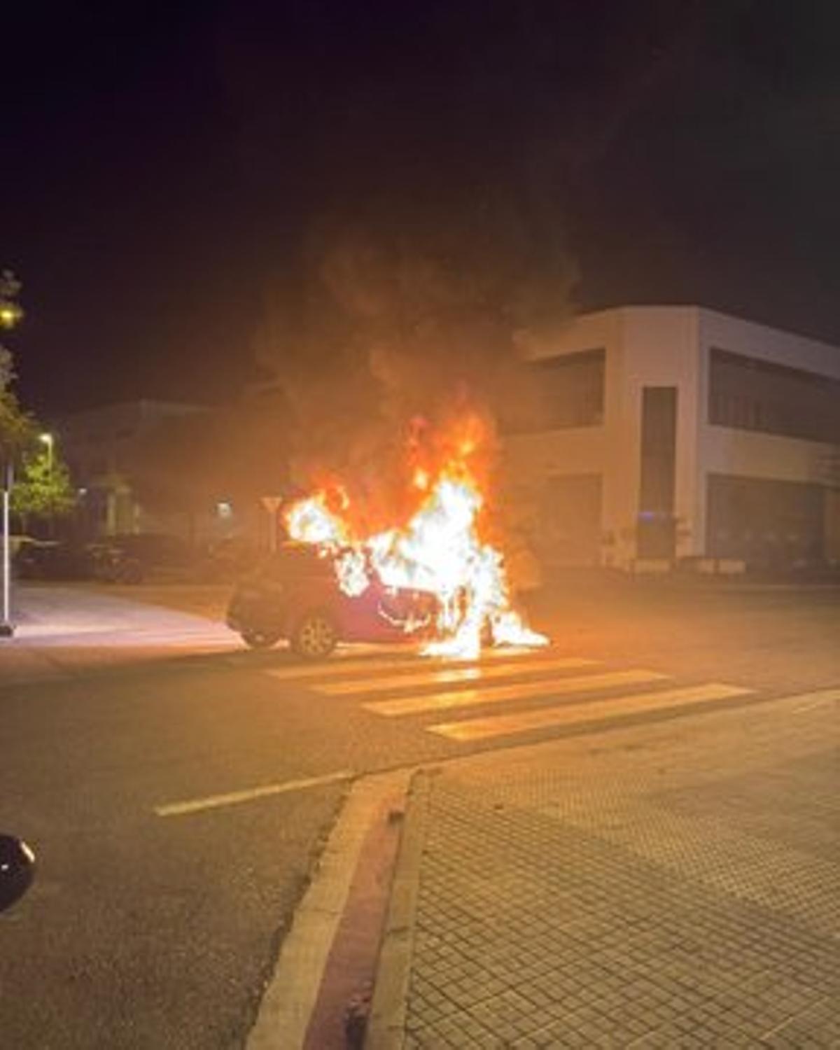 El coche que ardió en Son Oms, envuelto en llamas.