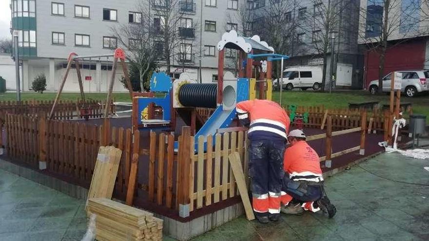 Reparan el parque objeto de actos vandálicos en A Corredoira