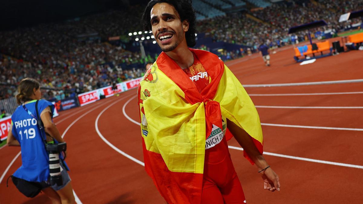 Mohamed Katir da la vuelta de honor con la bandera de España