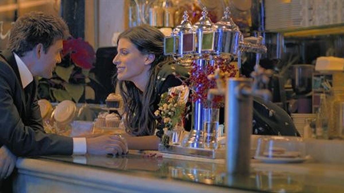 Una escena del espot que protagonizan el actor Roger Coma y la modelo Lena Solà en el Born Bar del Born.