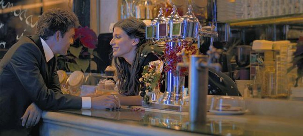 Una escena de l’espot que protagonitzen l’actor Roger Coma i la model Lena Solà al Born Bar del Born. Una escena de l’espot que protagonitzen l’actor Roger Coma i la model Lena Solà al Born Bar del Born.