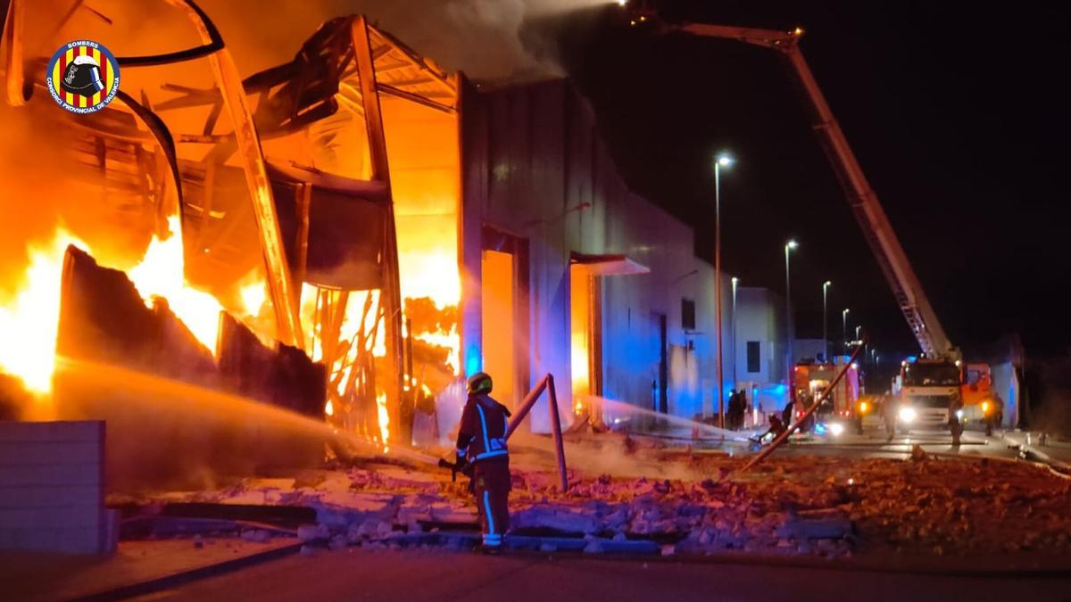 Un incendio en Aielo de Malferit arrasa dos naves industriales de una empresa textil