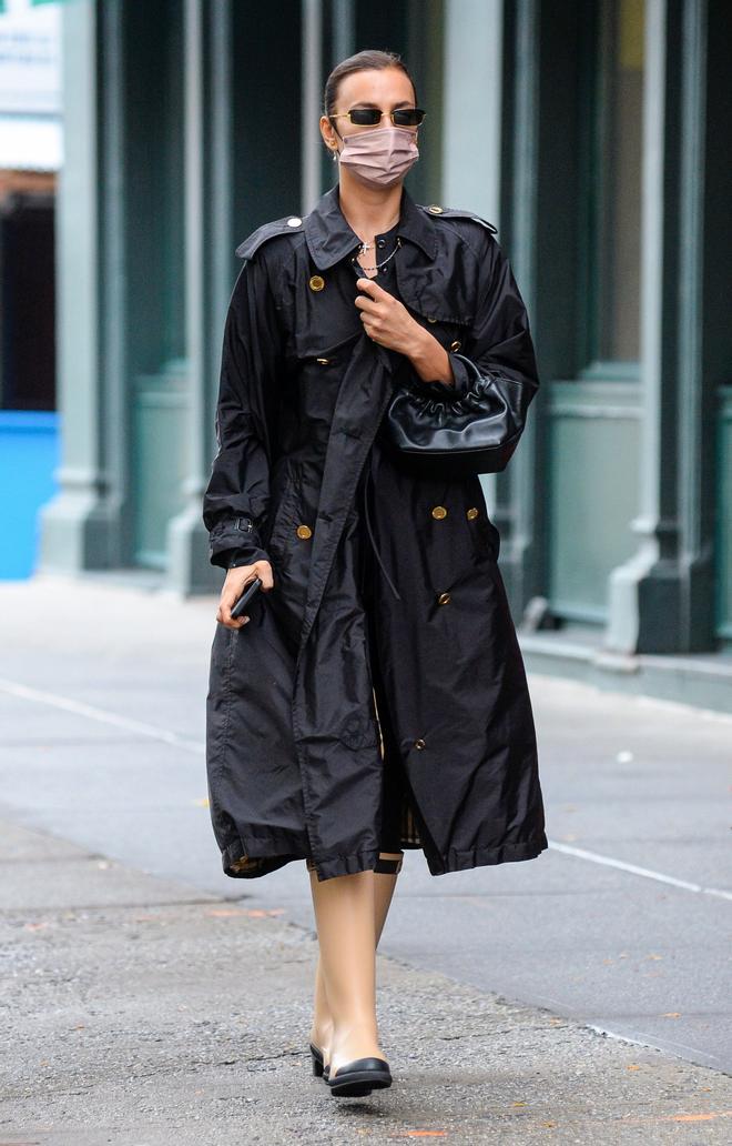 Irina Shayk, con unas botas de lluvia de Chanel