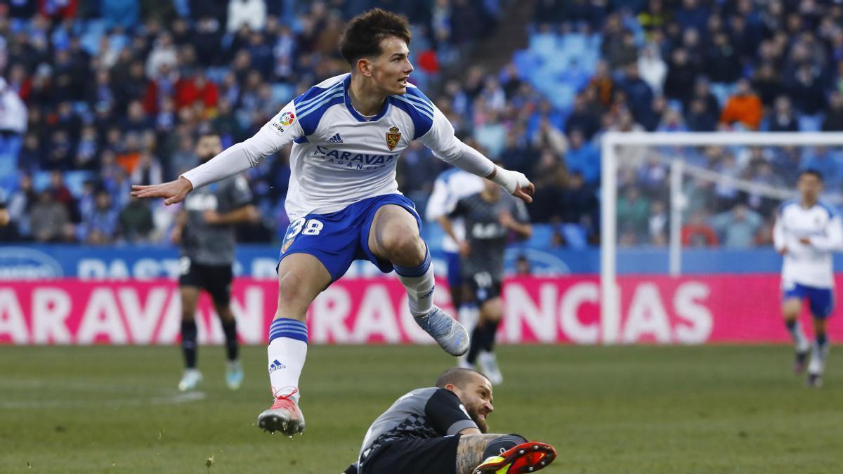 Pau Sans intenta superar el marcaje de Laguardia durante el partido ante el Alavés.