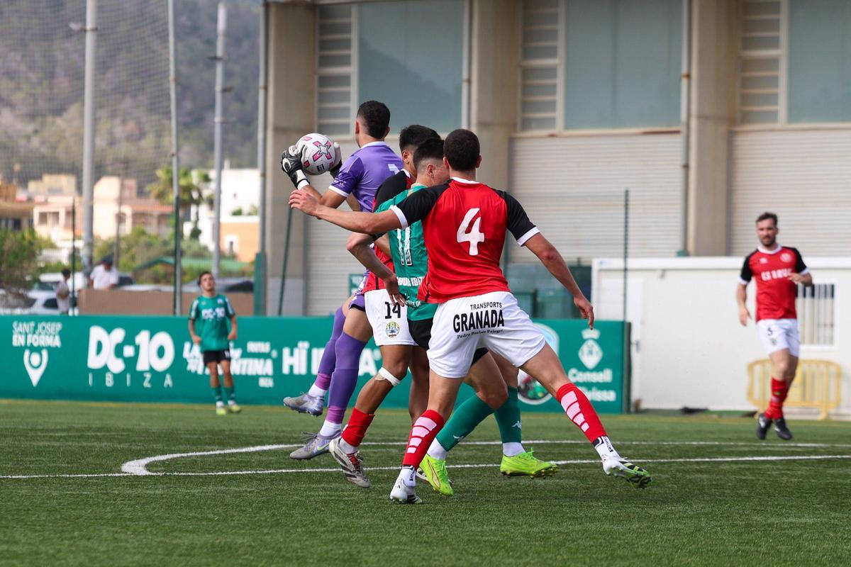 Imágenes de la derrota de la PE Sant Jordi por 1-2 ante el CD Migjorn