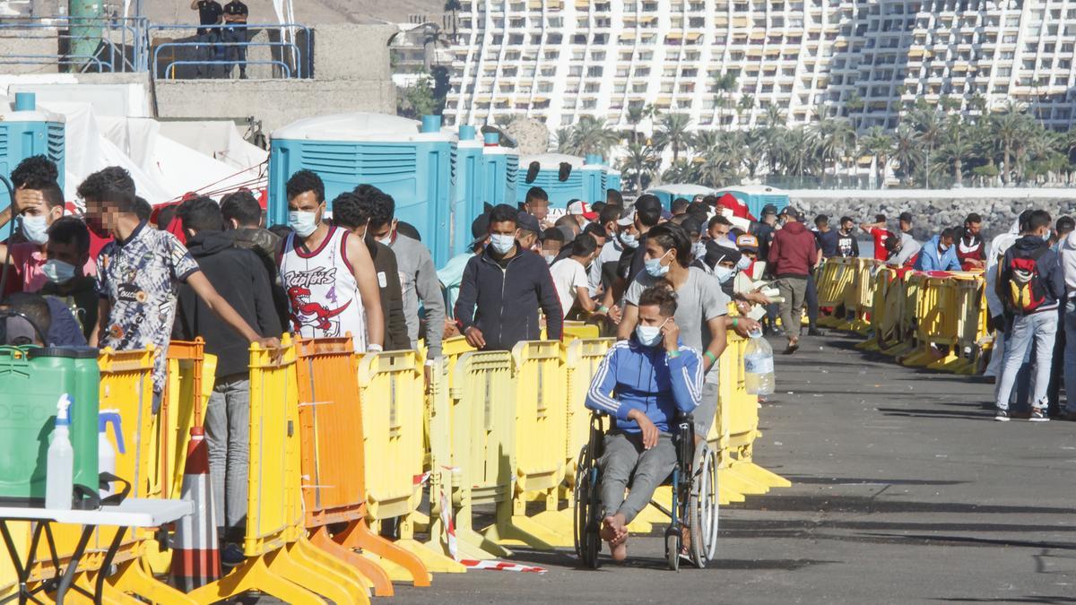 Los inmigrantes abandonan el muelle de Arguineguín.