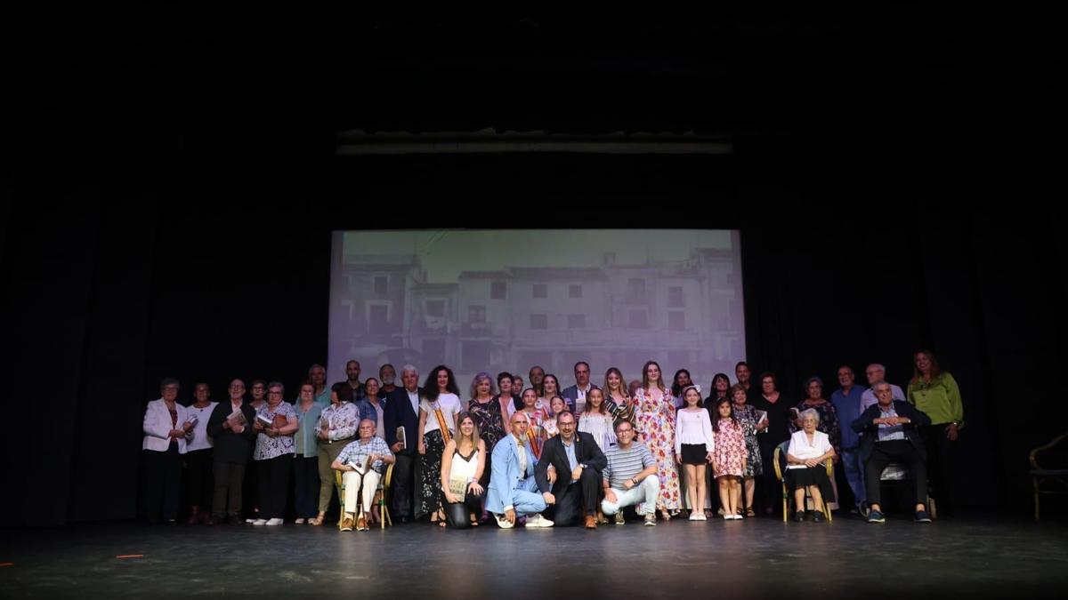 Foto de familia tras el acto de presentación y firma del libro.