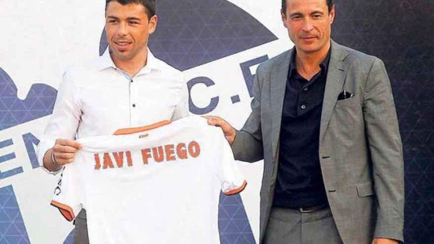 Javi Fuego, junto al presidente del Valencia, Amadeo Salvo, en su presentación.