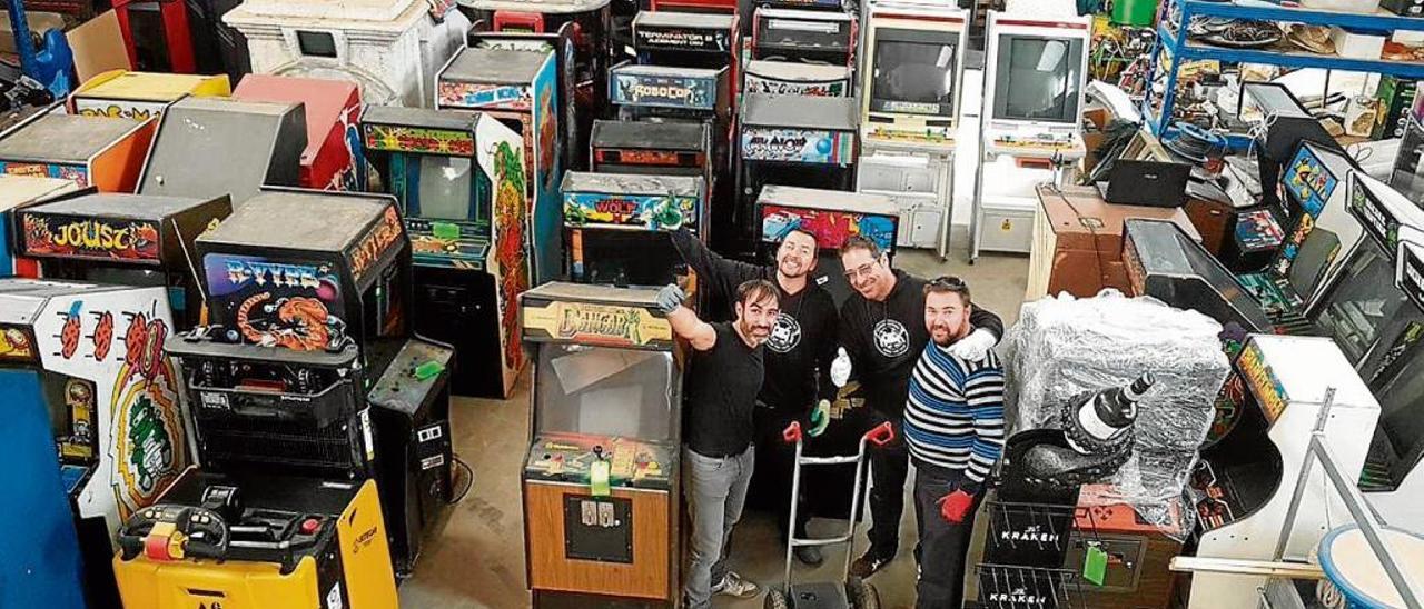 Miembros de Arcade Vintage con algunas de sus recreativas.
