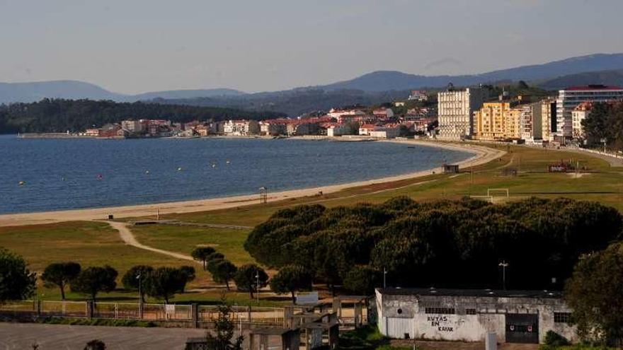 Imagen de la playa de A Concha-Compostela, totalmente vacía pese a las altas temperaturas. // Iñaki Abella