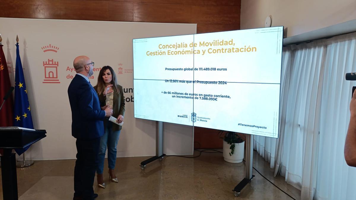 El concejal de Movilidad José Francisco Muñoz, y la vicealcaldesa, Rebeca Pérez, presentan las cuentas del área de movilidad en 2025.