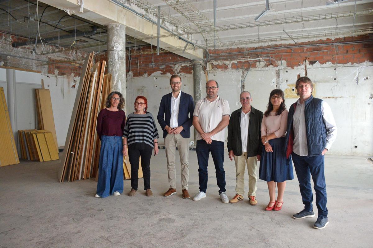 Imatge dels representants institucionals després de la visita d'obres