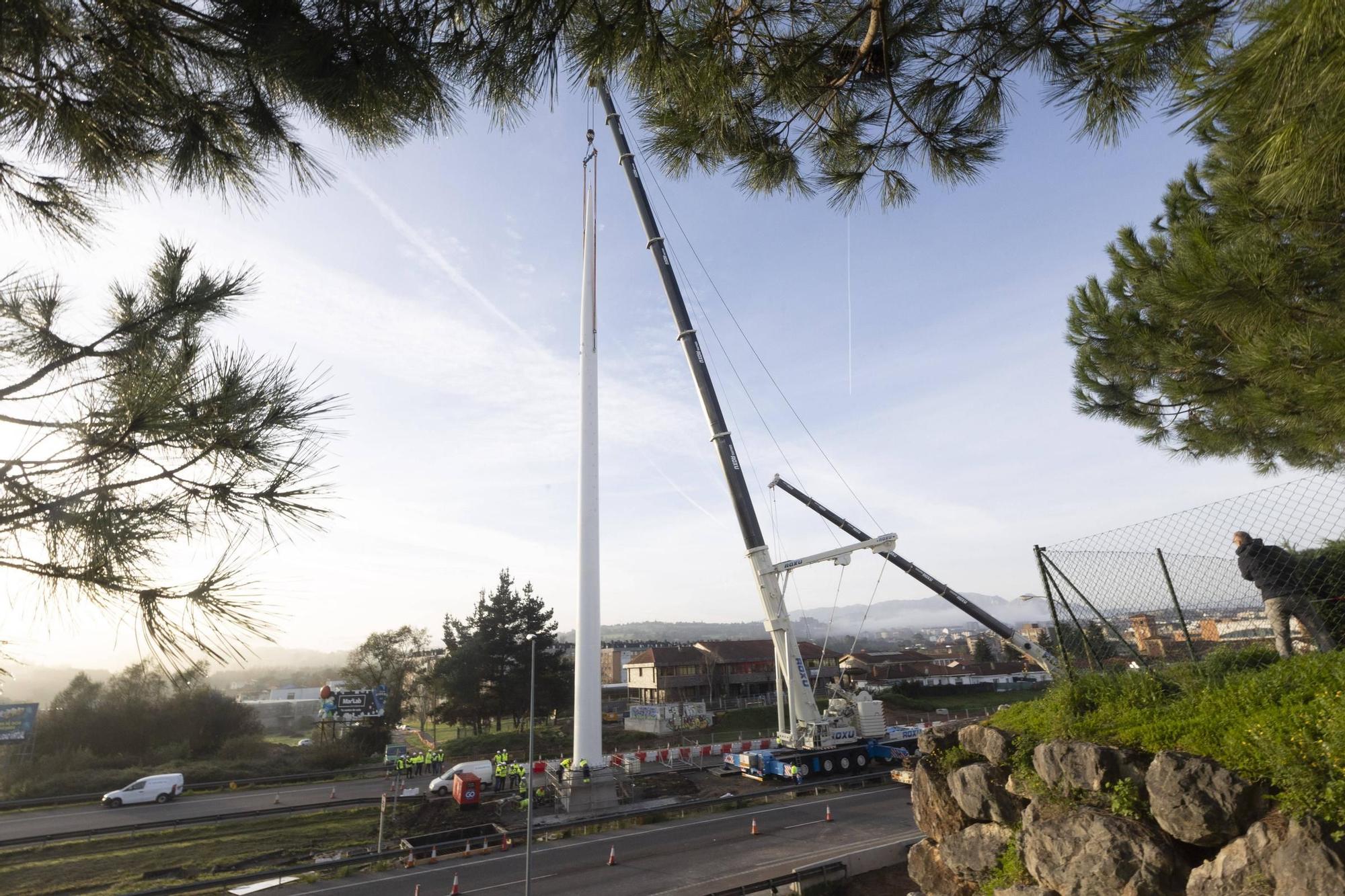 EN IMÁGENES: Así fue la instalación del mástil de 55 metros en las obras de la entrada de Oviedo