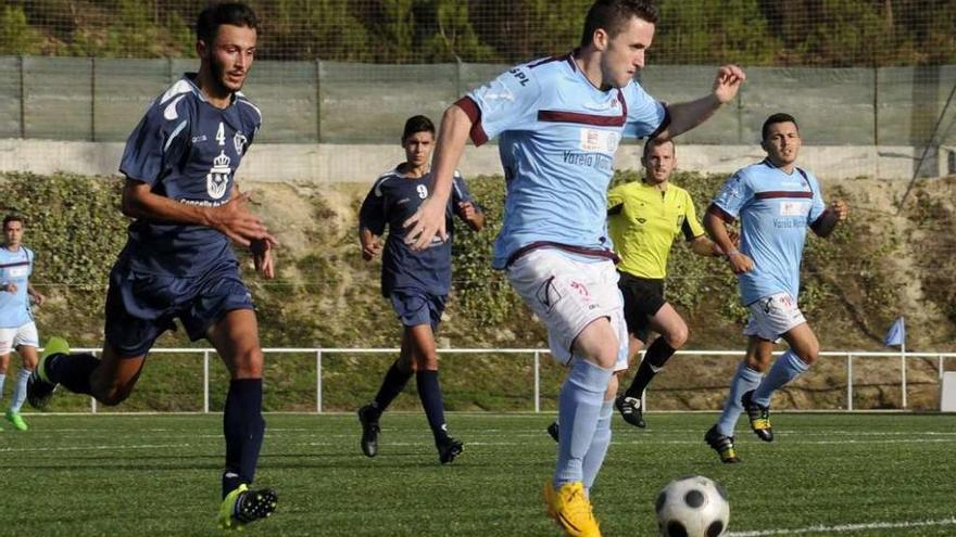 Un jugador del Estudiantil conduce el balón en un partido anterior de los celestes. // Bernabé/Luismy