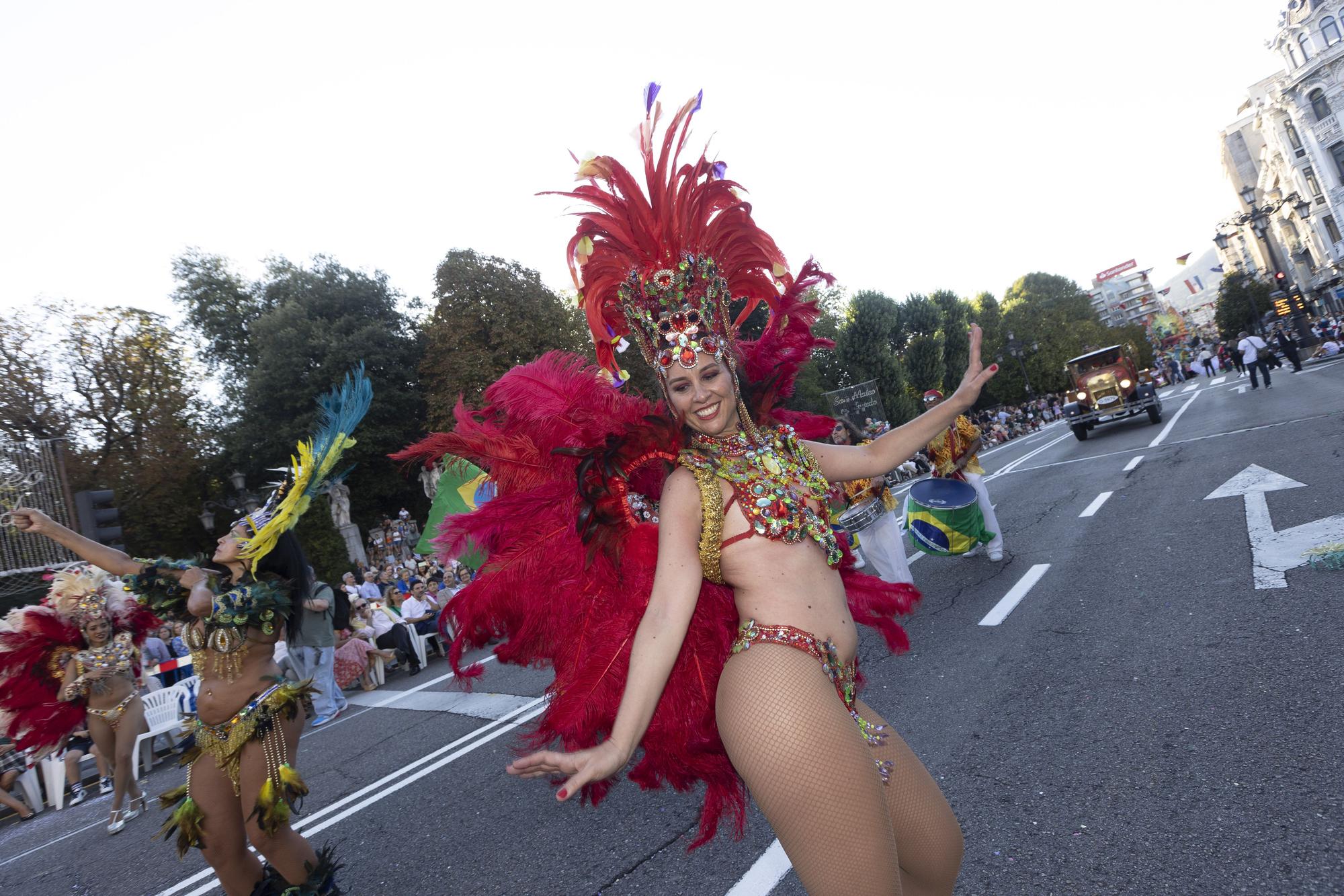 En Imágenes: El Desfile del Día de América llena las calles de Oviedo en una tarde veraniega