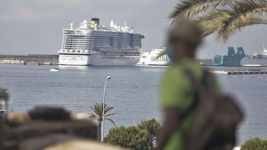 El crucero ‘Costa Smeralda’, de Costa Cruceros, en Palma. | MANU MIELNIEZUK