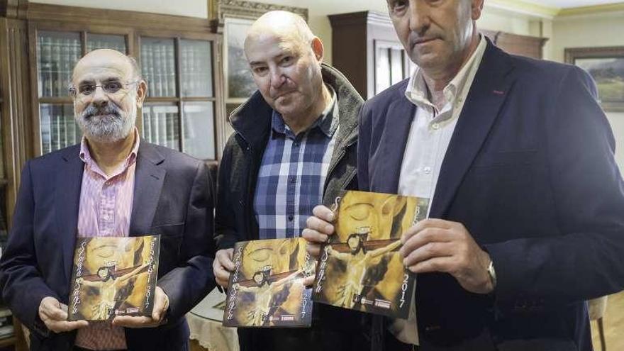 Paulino Galván, Dionisio Hueso y José María Esguevillas mostrando la revista.