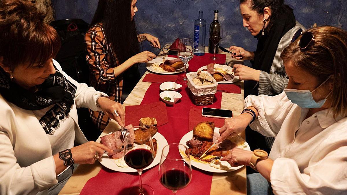 Una familia almuerza la tradicional comida de Domingo de Resurrección en un restaurante. | Jose Luis Fernández