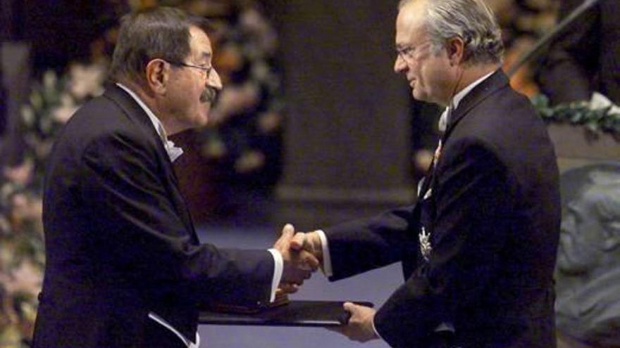 las imágenes de la biografía de un intelectual siempre incómodo.Günter Grass, con su inseparable pipa, en una imagen de 2005 en Gdansk, la ciudad donde nació. f reutersEl escritor, al recibir el 10 de diciembre de 1999 el premio Nobel de Literatura de manos del rey Carlos Gustavo de Suecia. f EFE/ANDERS WIKLUNDEl alcalde de Gdansk, Pawel Adamowicz, firma en el libro de condolencias por Grass, ayer. f EFE/Adam Warzawa