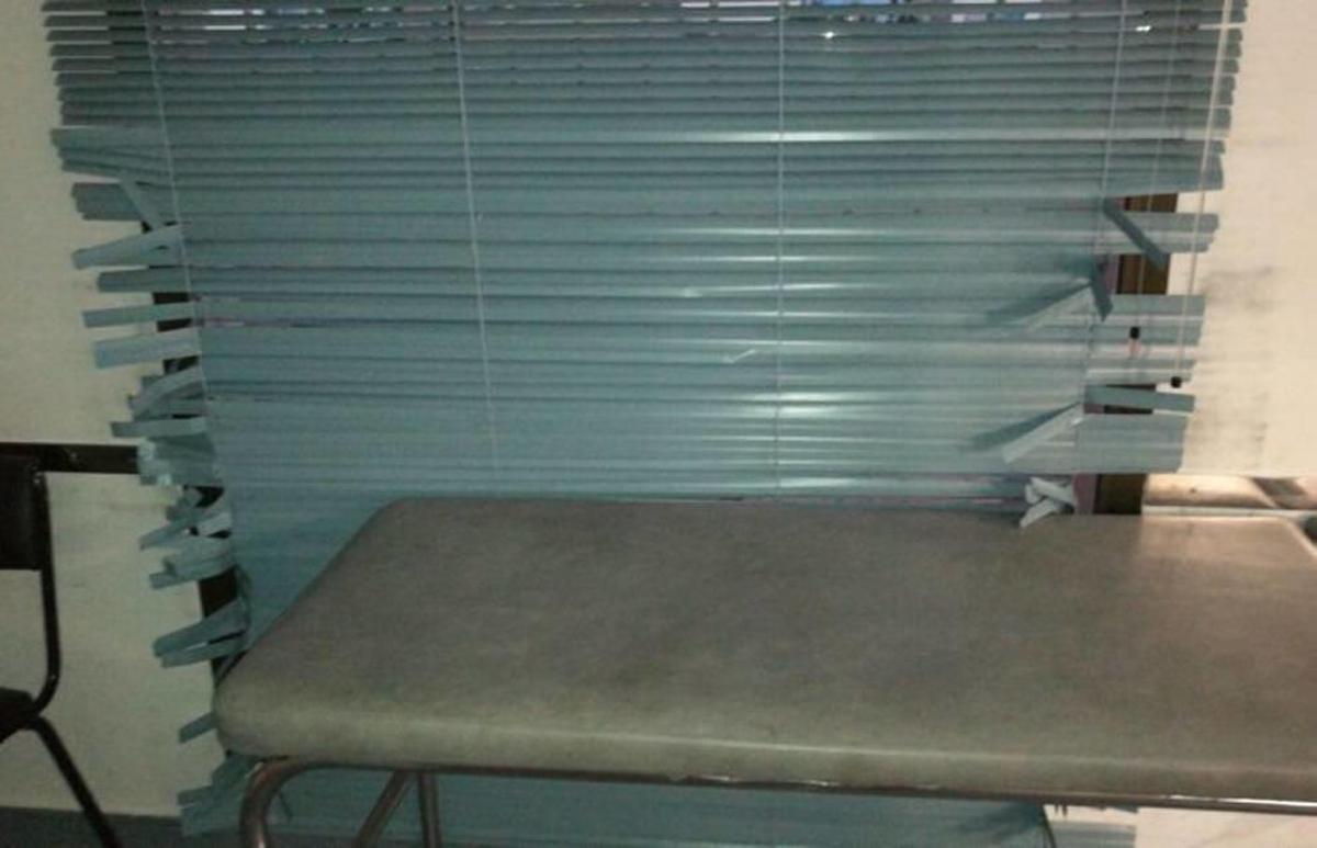 La Asociación de Vecinos de La Hoya ha pedido a la concejala de sanidad, María del Carmen Ruiz, que renueve parte del mobiliario existente en el consultorio médico de la pedanía lorquina, ya que el Consistorio lleva bastantes años sin hacerlo. Los vecinos denuncian que hay asientos rotos por el uso continuo que sufren, así como persianas en mal estado. La edil se ha comprometido con los vecinos a buscar pronto una solución a este problema.