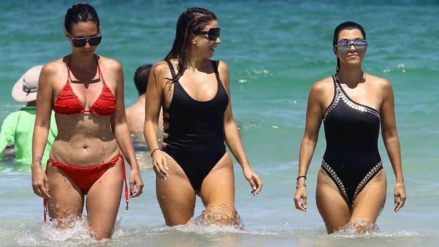 Kourtney Kardashian luce sus curvas en Miami Beach